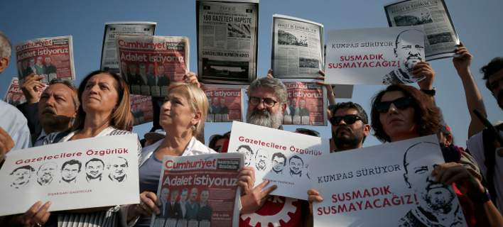 Τουρκία: Προσωρινή αποφυλάκιση ενός δημοσιογράφου της Cumhuriyet